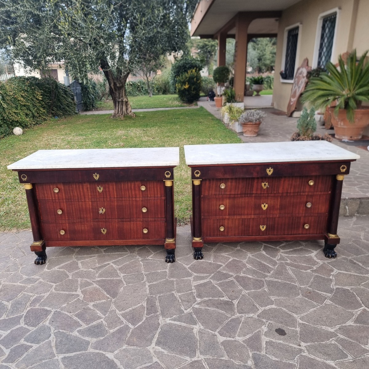 Coppia di cassettoni in mogano primo Impero 1810 marmo bianco