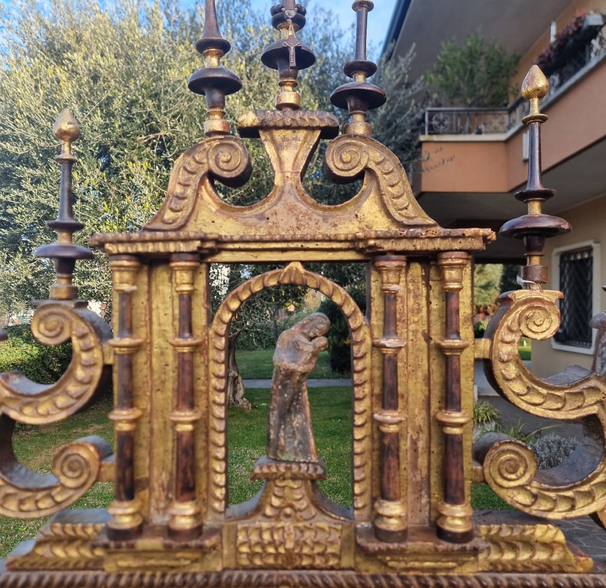 Letto in legno di noce con doratura del 600 Sardegna da palazzo nobile-photo-1