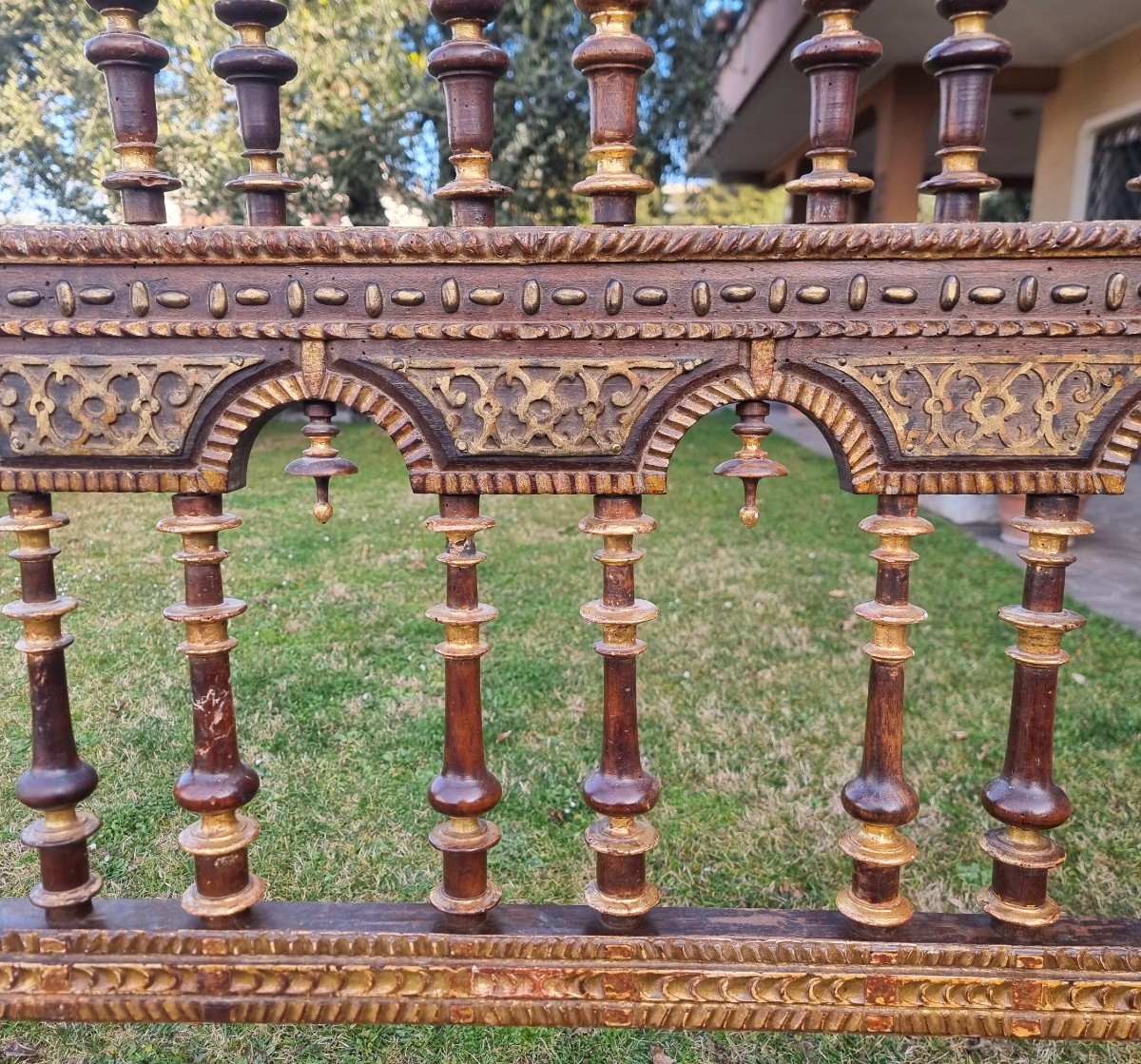 Letto in legno di noce con doratura del 600 Sardegna da palazzo nobile-photo-2