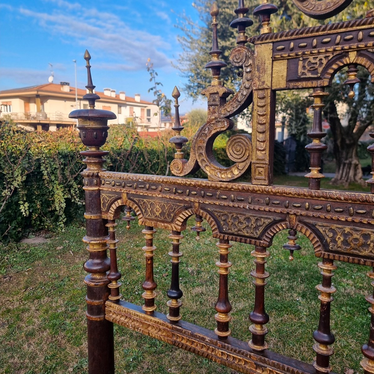 Letto in legno di noce con doratura del 600 Sardegna da palazzo nobile-photo-3