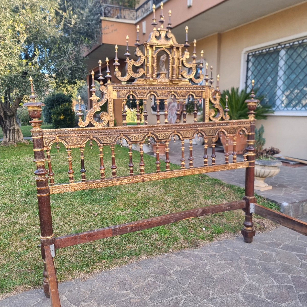 Letto in legno di noce con doratura del 600 Sardegna da palazzo nobile-photo-4