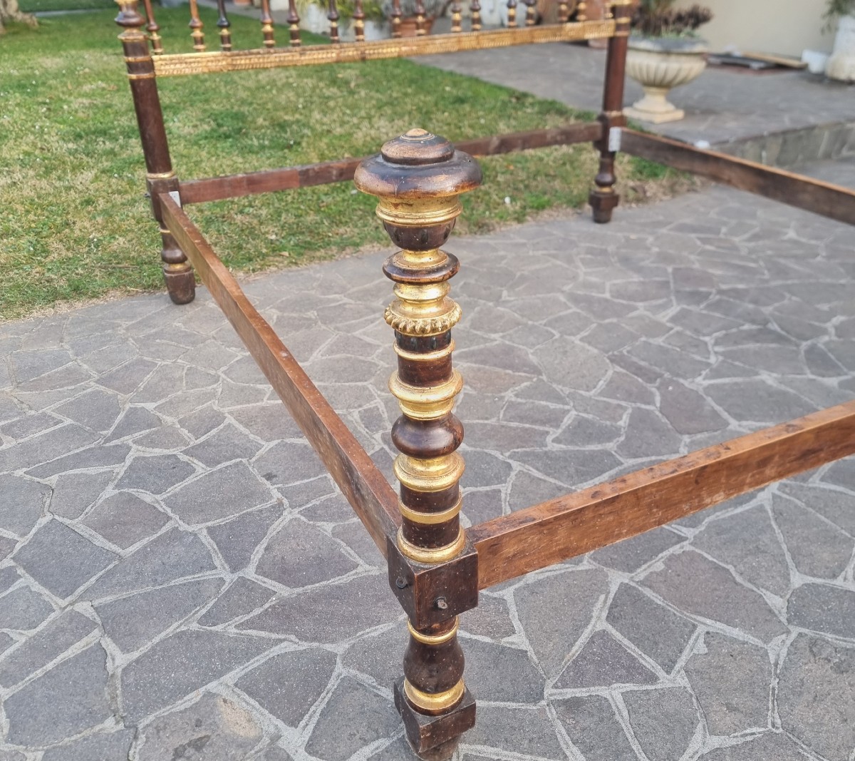 Letto in legno di noce con doratura del 600 Sardegna da palazzo nobile-photo-5