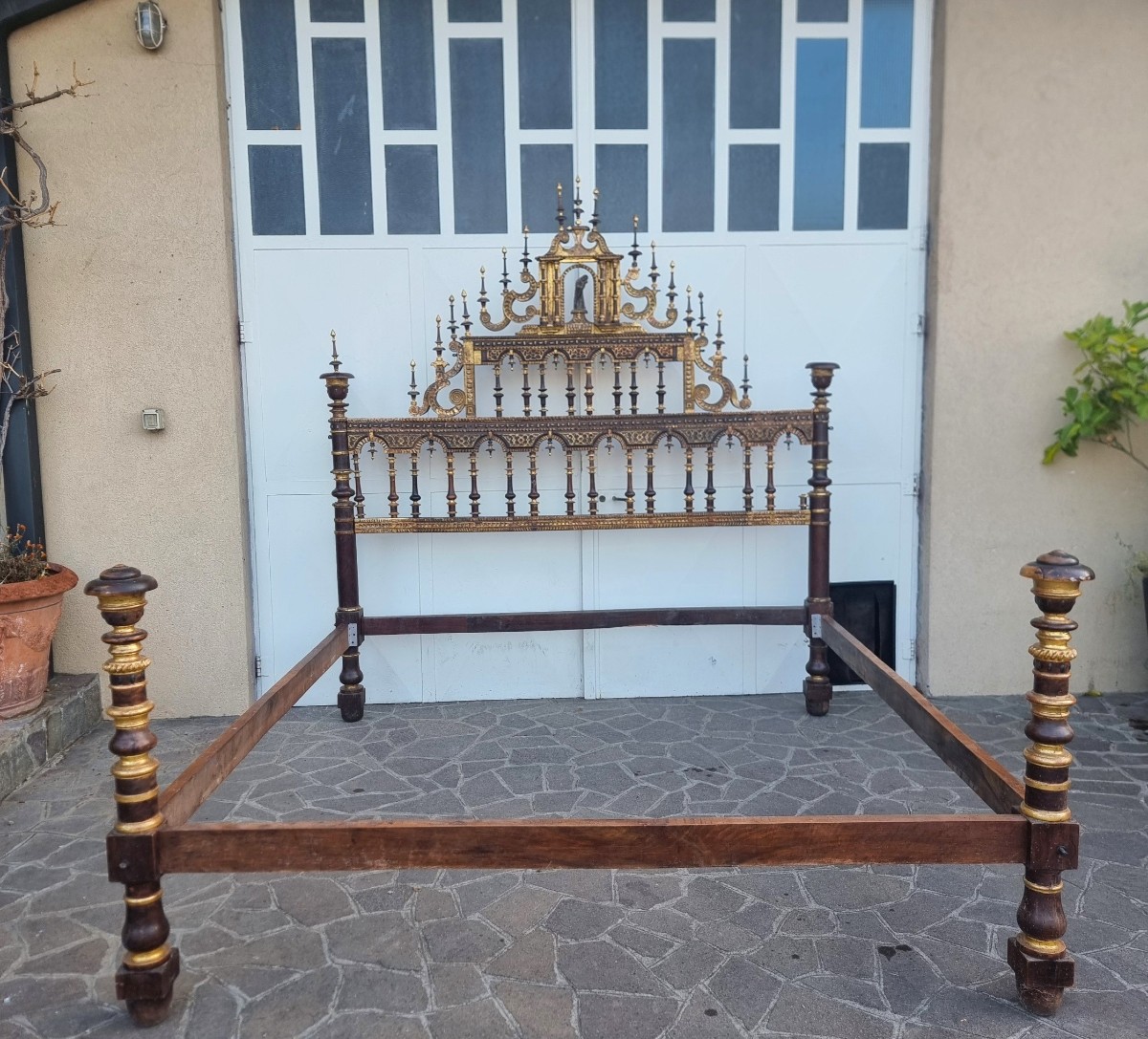Letto in legno di noce con doratura del 600 Sardegna da palazzo nobile