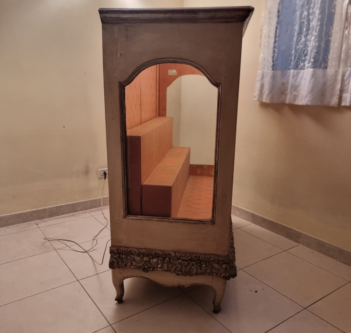 Vetrina Piemontese fine 700 laccata avorio con cornicione in mecca argento-photo-2