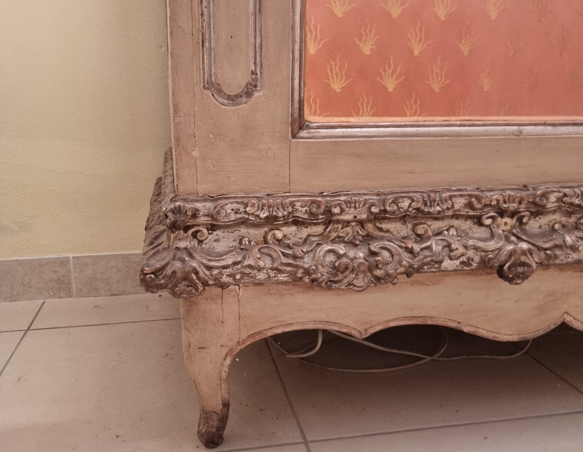 Vetrina Piemontese fine 700 laccata avorio con cornicione in mecca argento-photo-4