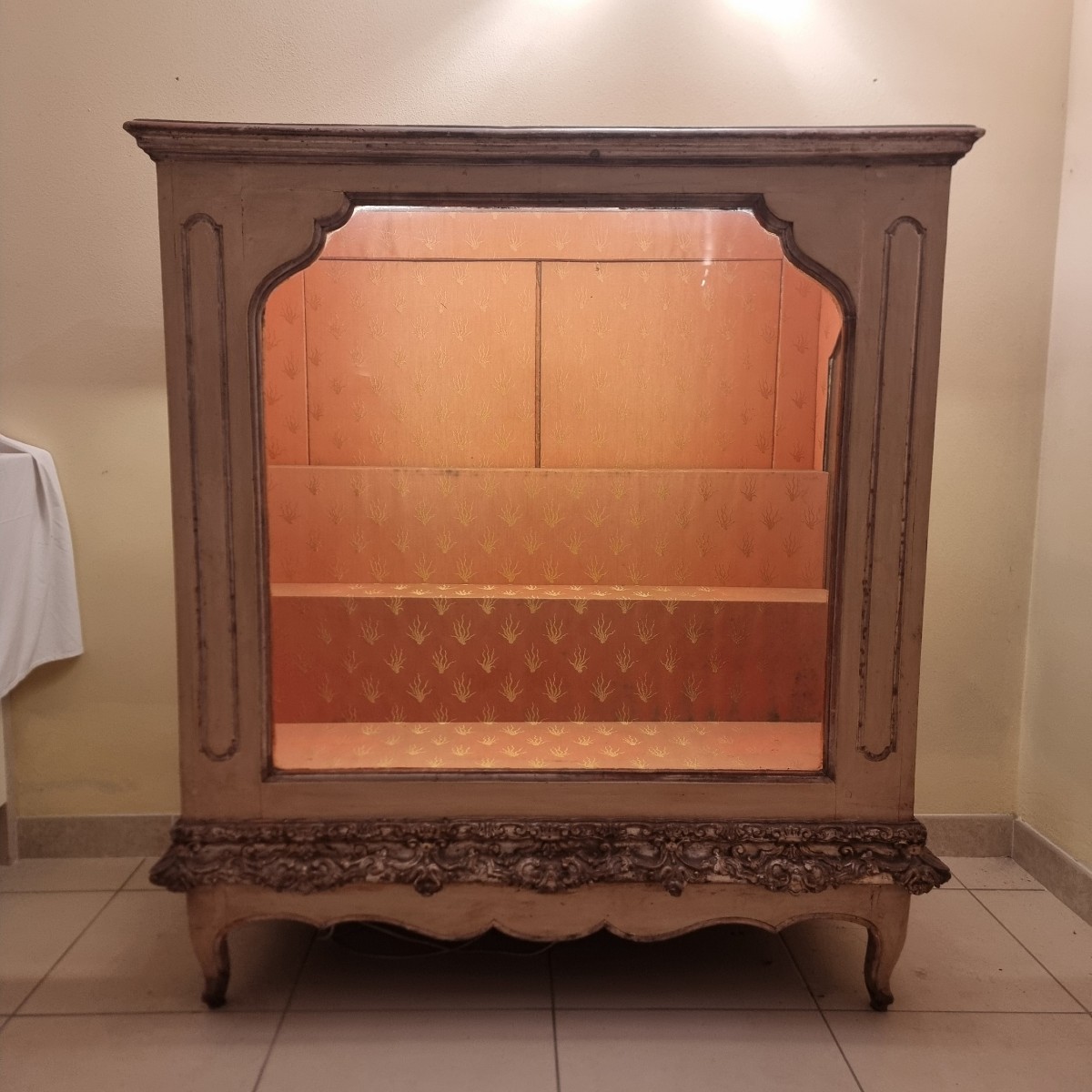 Vetrina Piemontese fine 700 laccata avorio con cornicione in mecca argento