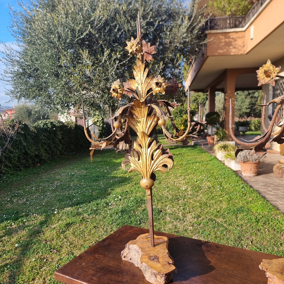 Coppia di candelabri del 1800 in lamierino dorato-photo-1