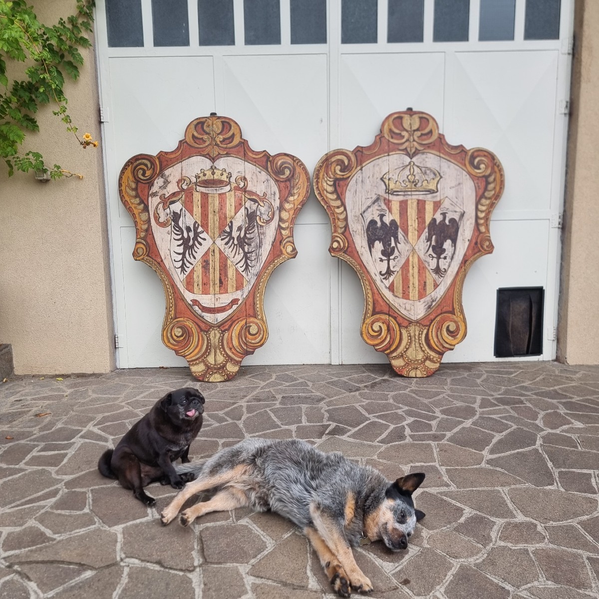 Coppia di scudi lignei nobiliari dipinti del ‘900-photo-4