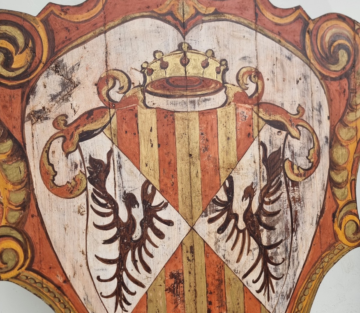 Coppia di scudi lignei nobiliari dipinti del ‘900-photo-1