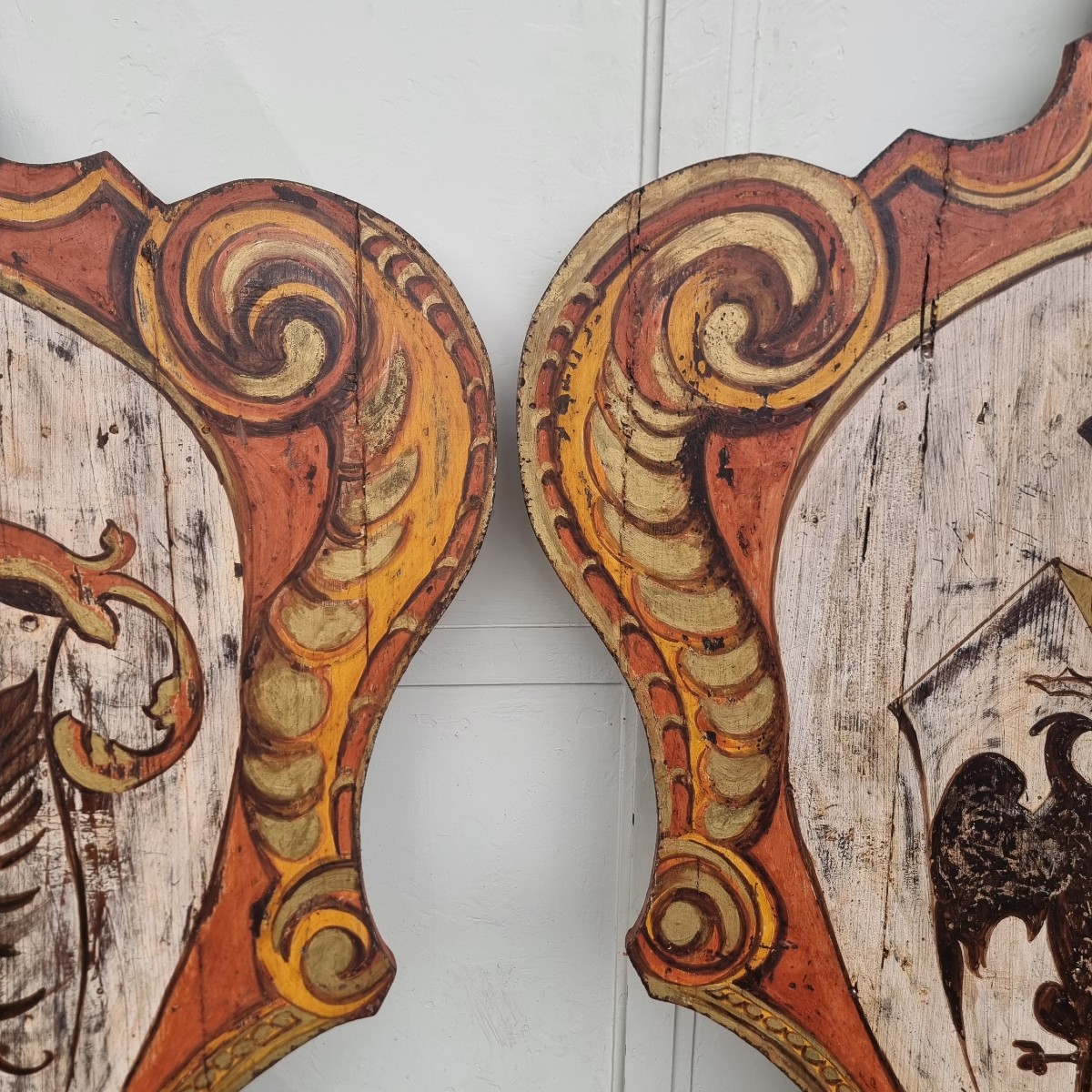 Coppia di scudi lignei nobiliari dipinti del ‘900-photo-2