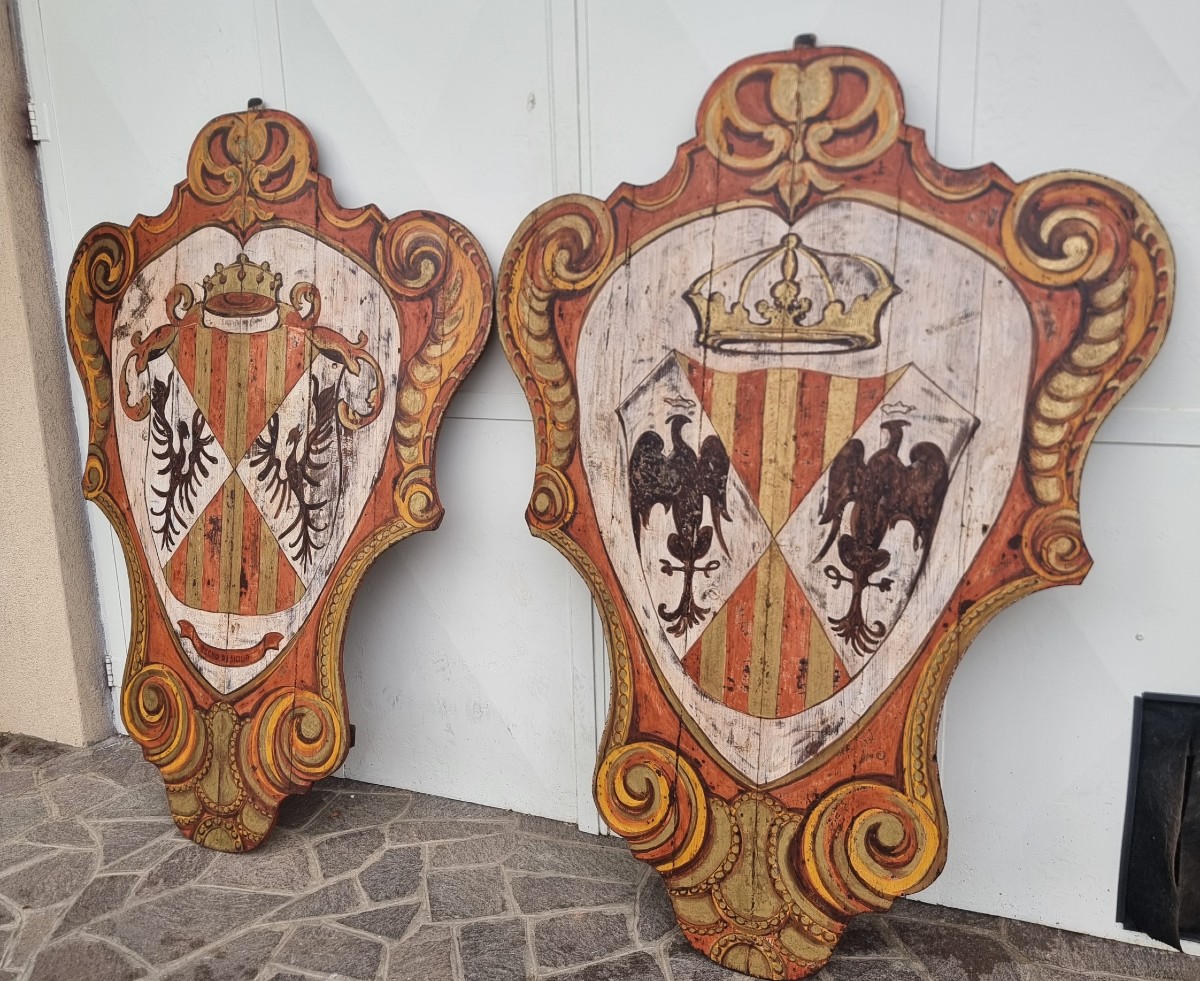 Coppia di scudi lignei nobiliari dipinti del ‘900-photo-4