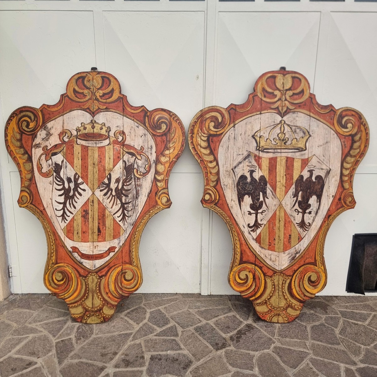 Coppia di scudi lignei nobiliari dipinti del ‘900