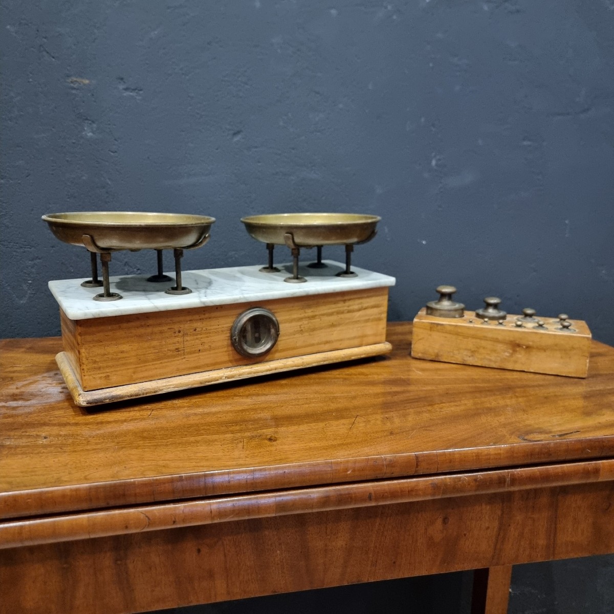 Bilancia 800 con coperchio in marmo