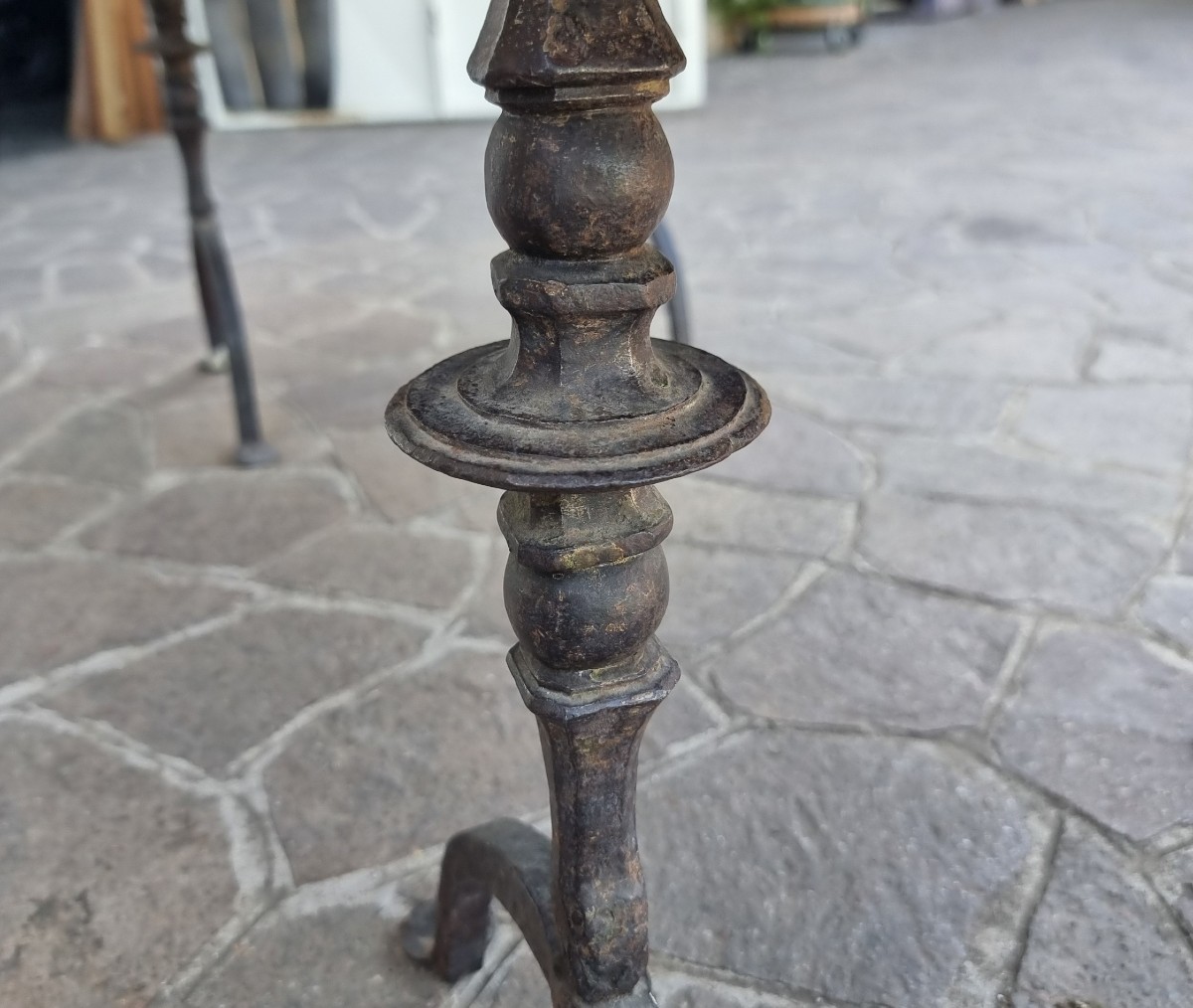 Tavolino da salotto con piana in noce del 600 e basi in ferro forgiato-photo-4