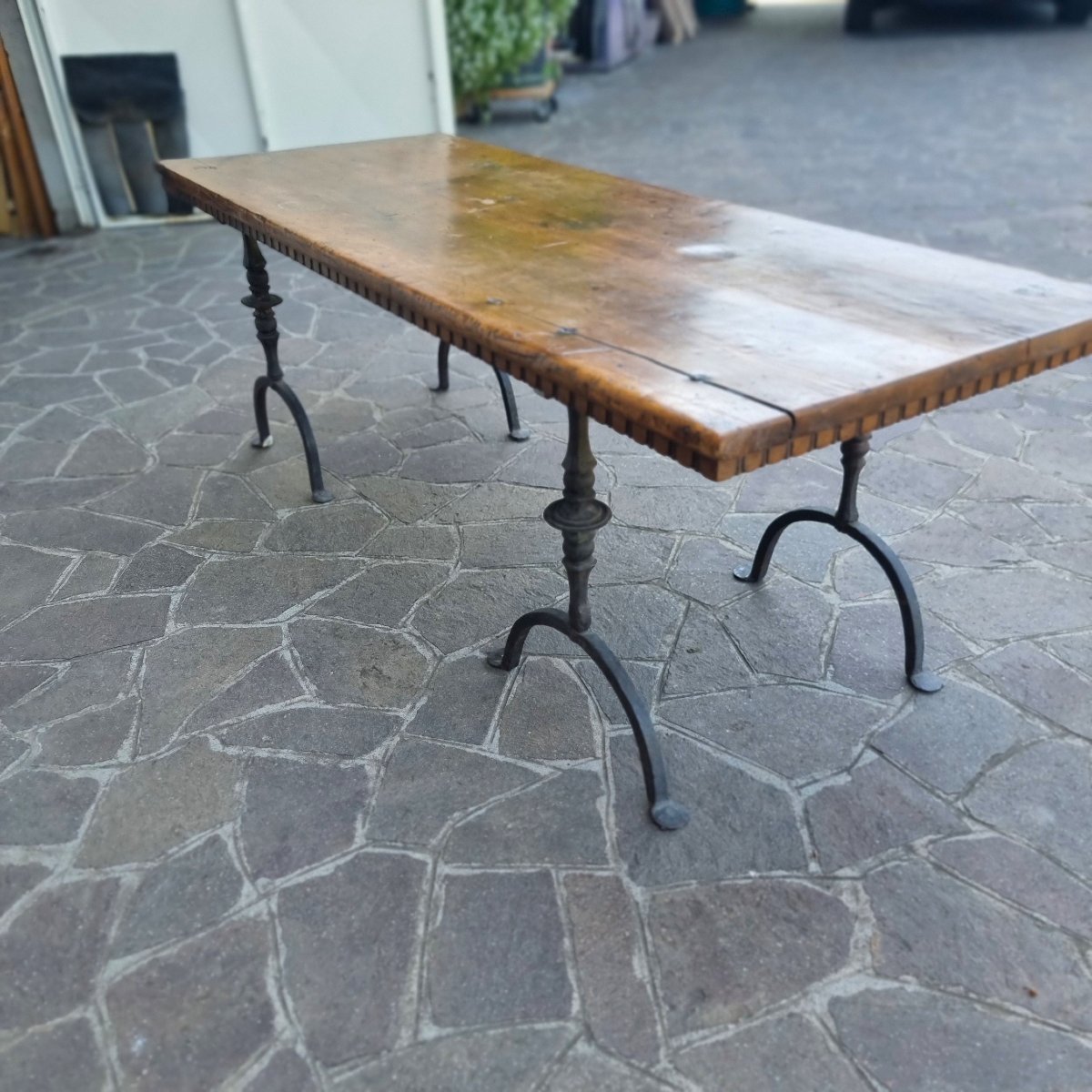 Tavolino da salotto con piana in noce del 600 e basi in ferro forgiato-photo-3