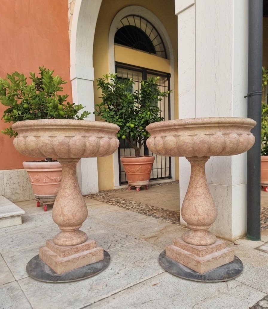 Coppia di acquasantiere del 900 in marmo rosa di Verona