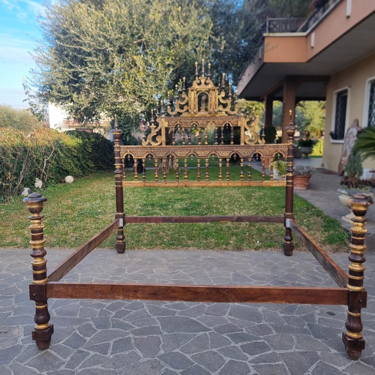 Letto in legno di noce del 600 con doratura e altarino Sardegna-photo-3