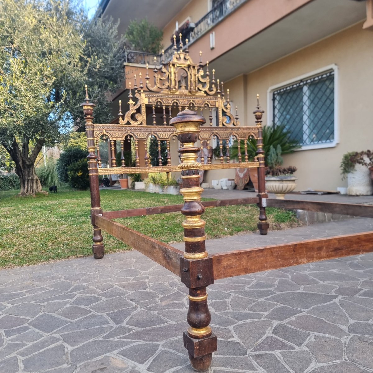 Letto in legno di noce del 600 con doratura e altarino Sardegna-photo-1