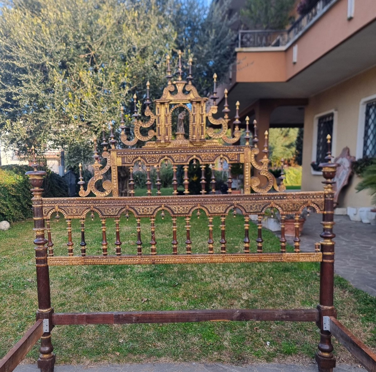 Letto in legno di noce del 600 con doratura e altarino Sardegna-photo-2