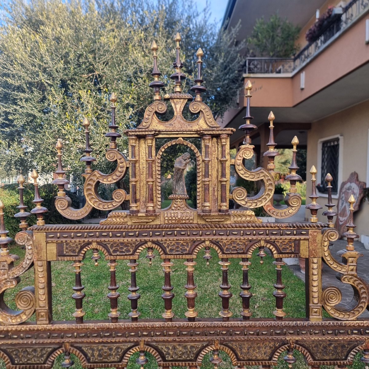 Letto in legno di noce del 600 con doratura e altarino Sardegna-photo-3