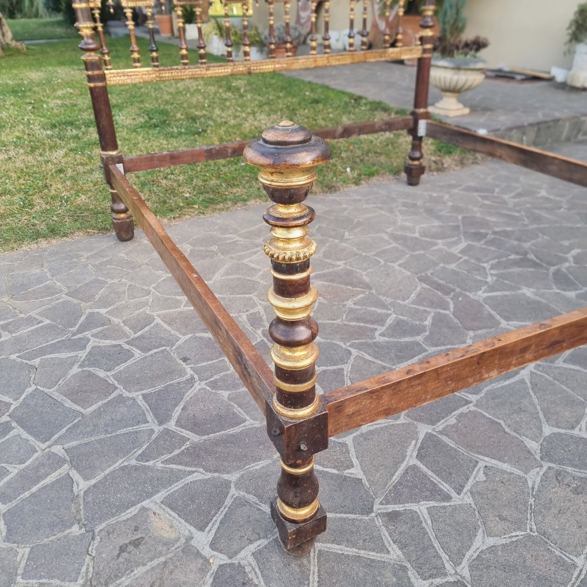 Letto in legno di noce del 600 con doratura e altarino Sardegna-photo-6