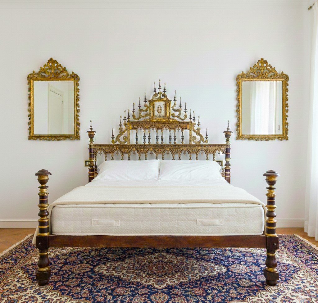 Letto in legno di noce del 600 con doratura e altarino Sardegna