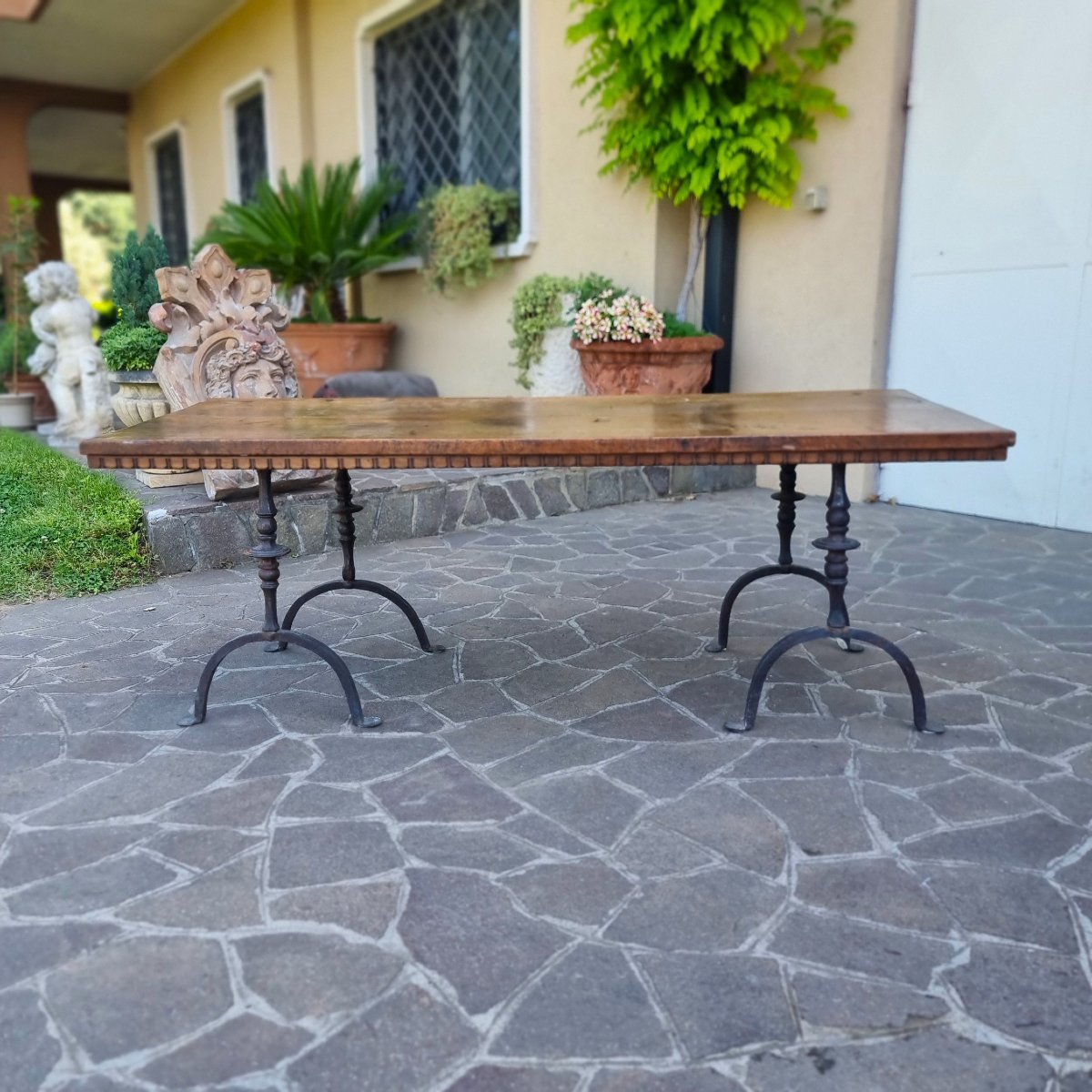 Tavolino da salotto con piana in noce del 600 e basi in ferro forgiato-photo-2