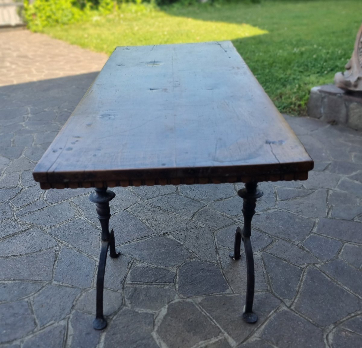 Tavolino da salotto con piana in noce del 600 e basi in ferro forgiato-photo-4