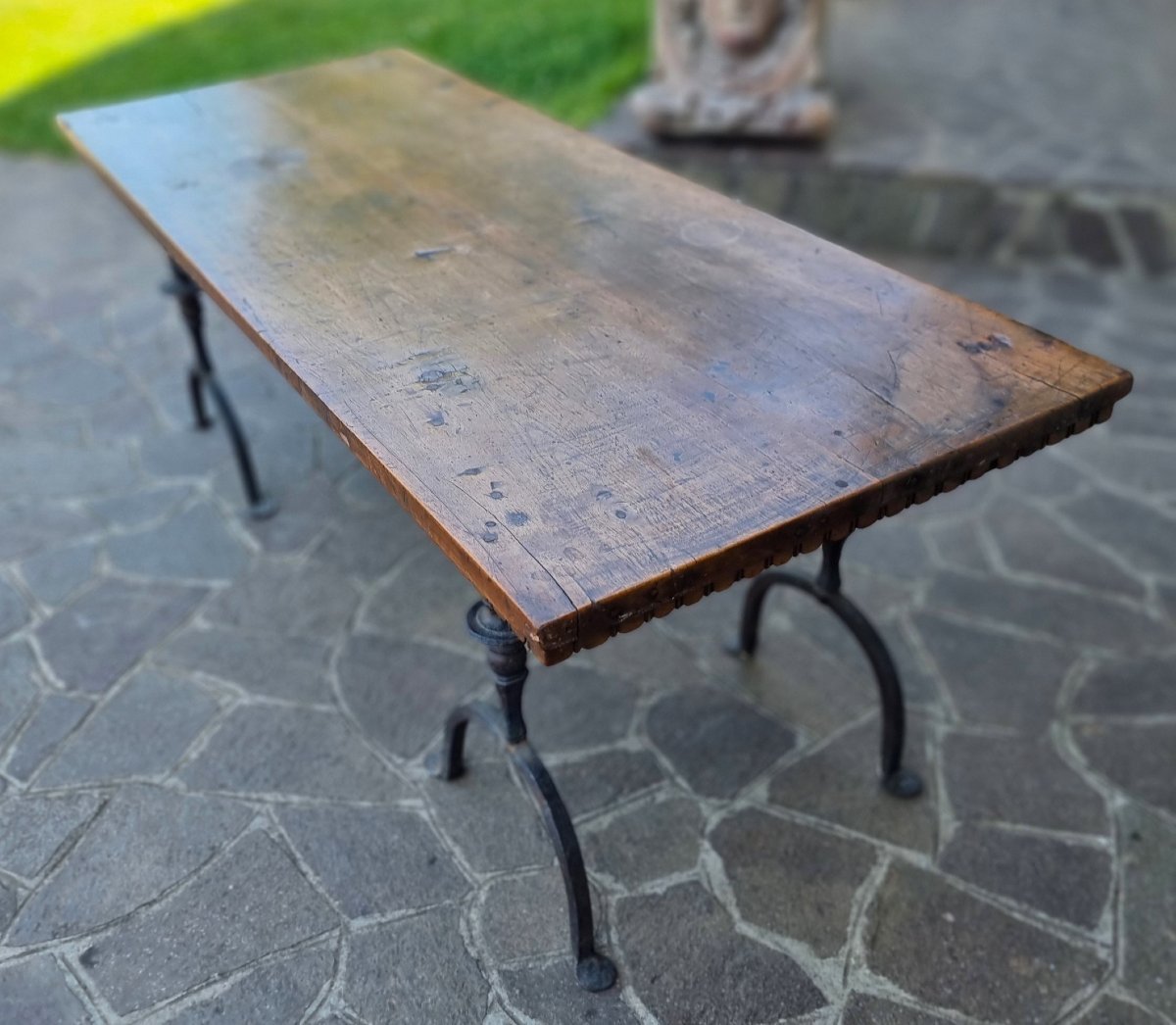 Tavolino da salotto con piana in noce del 600 e basi in ferro forgiato-photo-2