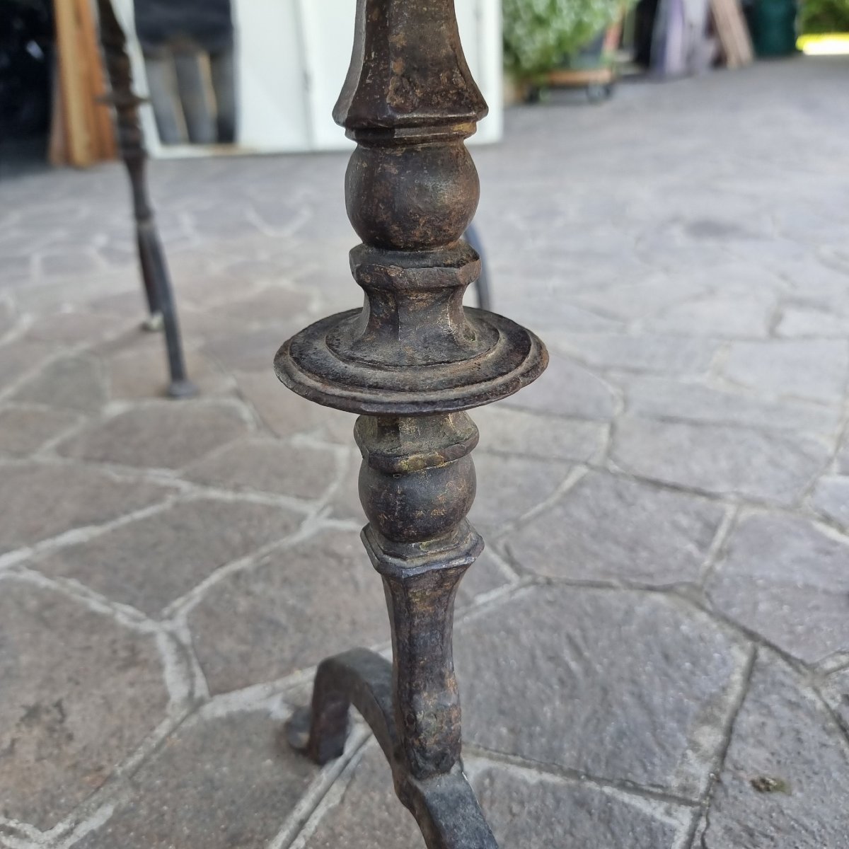 Tavolino da salotto con piana in noce del 600 e basi in ferro forgiato-photo-3