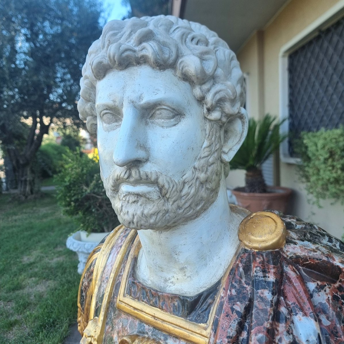 Busto di Adriano imperatore romano del 1950 in terracotta dipinta e vetrificata-photo-1
