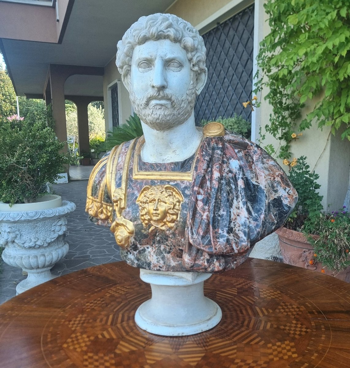 Busto di Adriano imperatore romano del 1950 in terracotta dipinta e vetrificata