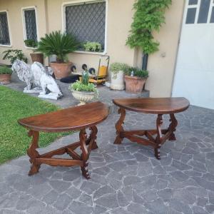 Coppia di consolles in noce 800