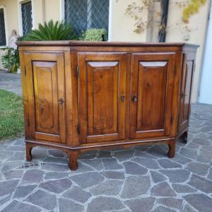 Credenza scantonata del 700 in noce  Veneto