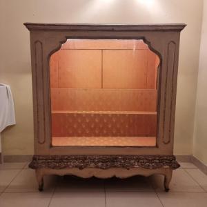 Vetrina Piemontese fine 700 laccata avorio con cornicione in mecca argento