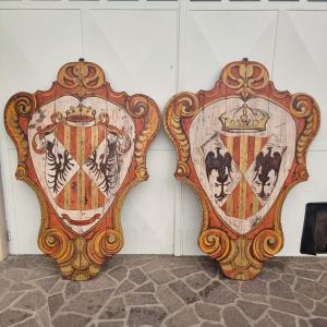 Coppia di scudi lignei nobiliari dipinti del ‘900