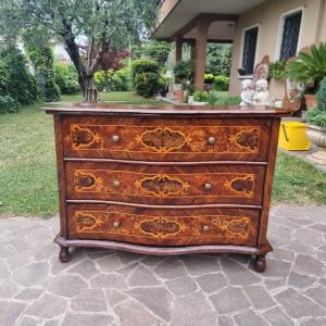 Cassettone lombardo fine 600 in noce con intarsi