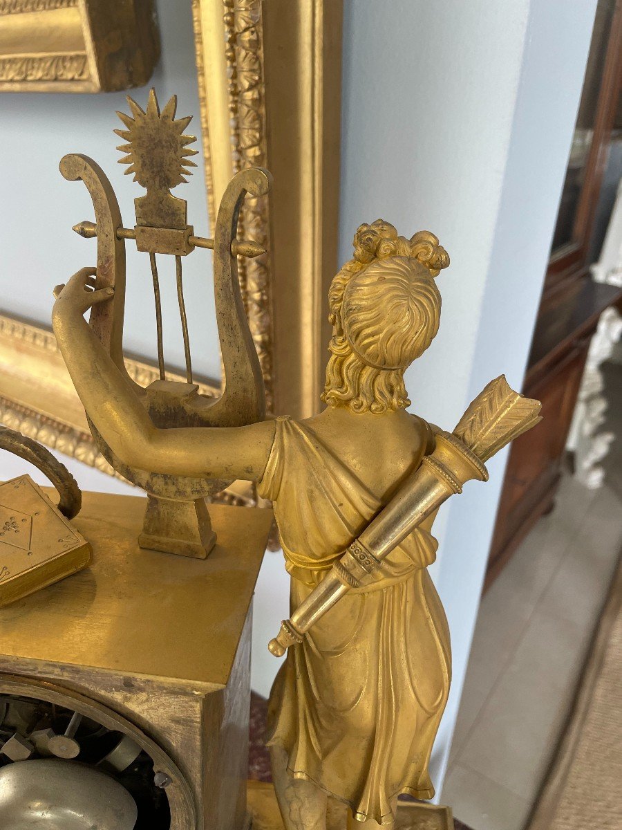  Magnifico Pendolo in bronzo dorato rappresentante diana cacciatrice-photo-1