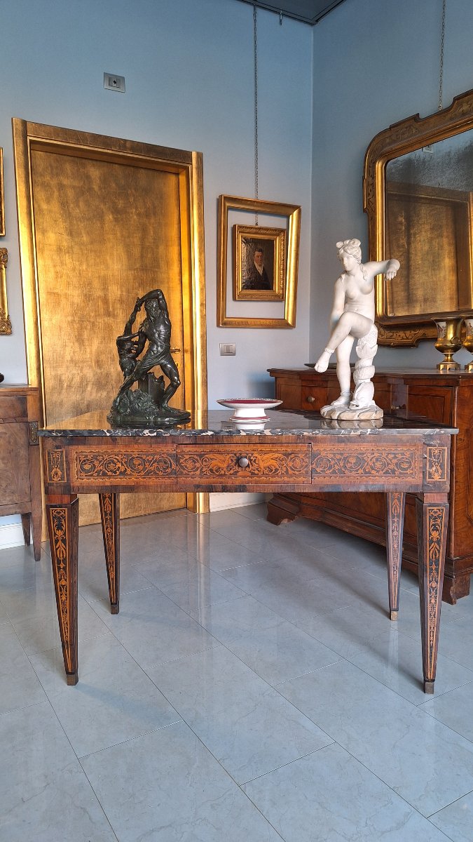Console Luigi XVI in noce con intarsi, Lombardia seconda metà secolo XVIII.