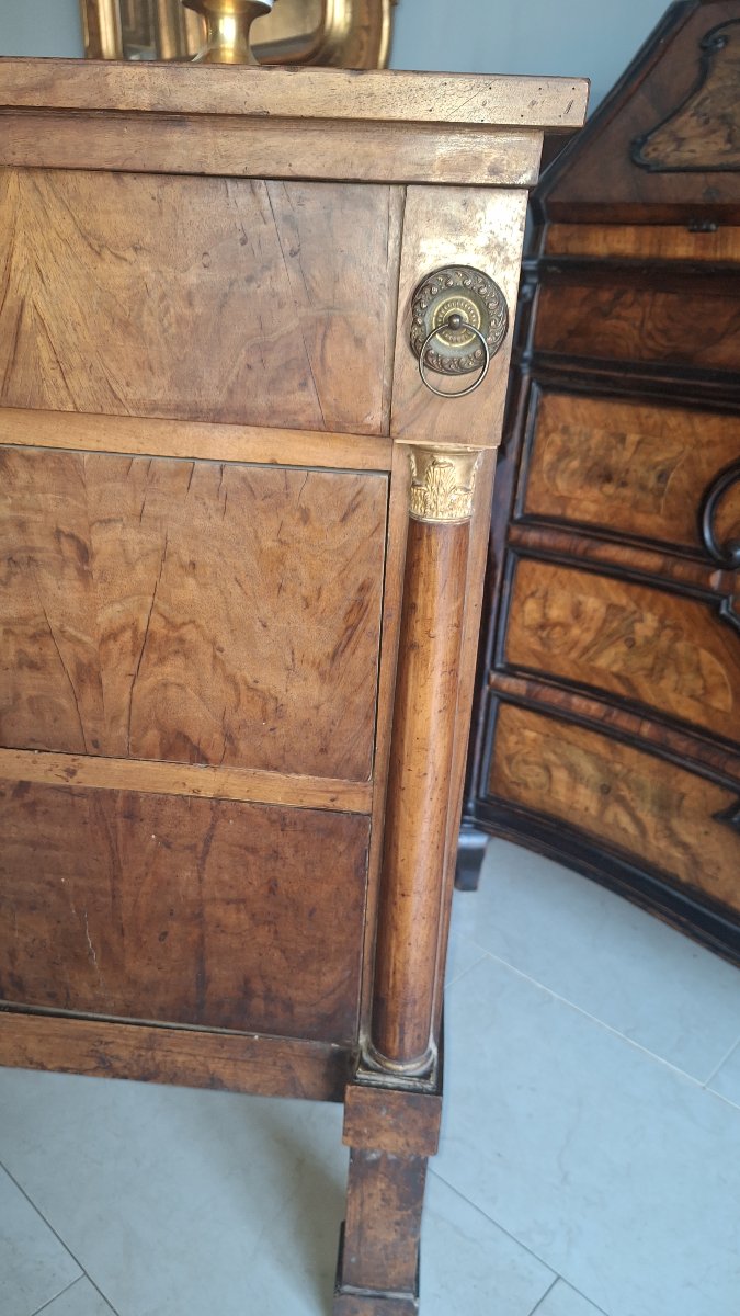 Coppia di cassettoni in stile Impero,a mezza colonna e fronte lastronato in noce-photo-1