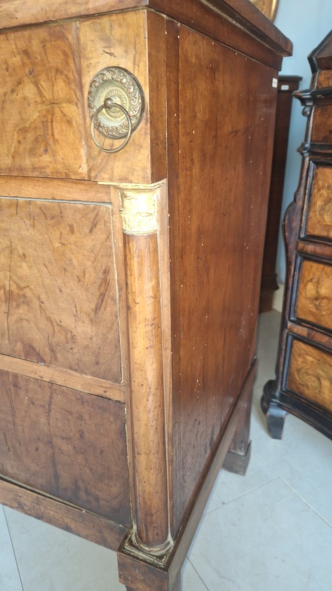 Coppia di cassettoni in stile Impero,a mezza colonna e fronte lastronato in noce-photo-3