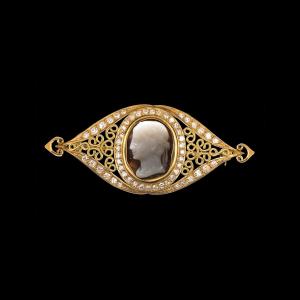 A Late 19th Century Gold Brooch With Diamonds And Set With A Central Agate Cameo. Head Of An Em