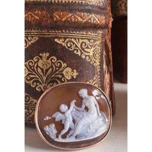 A Neoclassical Agate Cameo Gold Brooch — Venus And Cupid