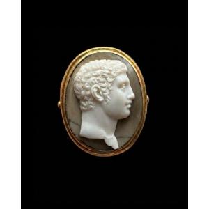 Attilio Codognato. Cameo Ring On Neoclassical Agate - Young Hercules 18-carat Yellow Gold - 20th Century
