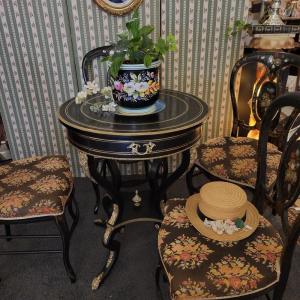 Napoleon III Pedestal Table And Chairs