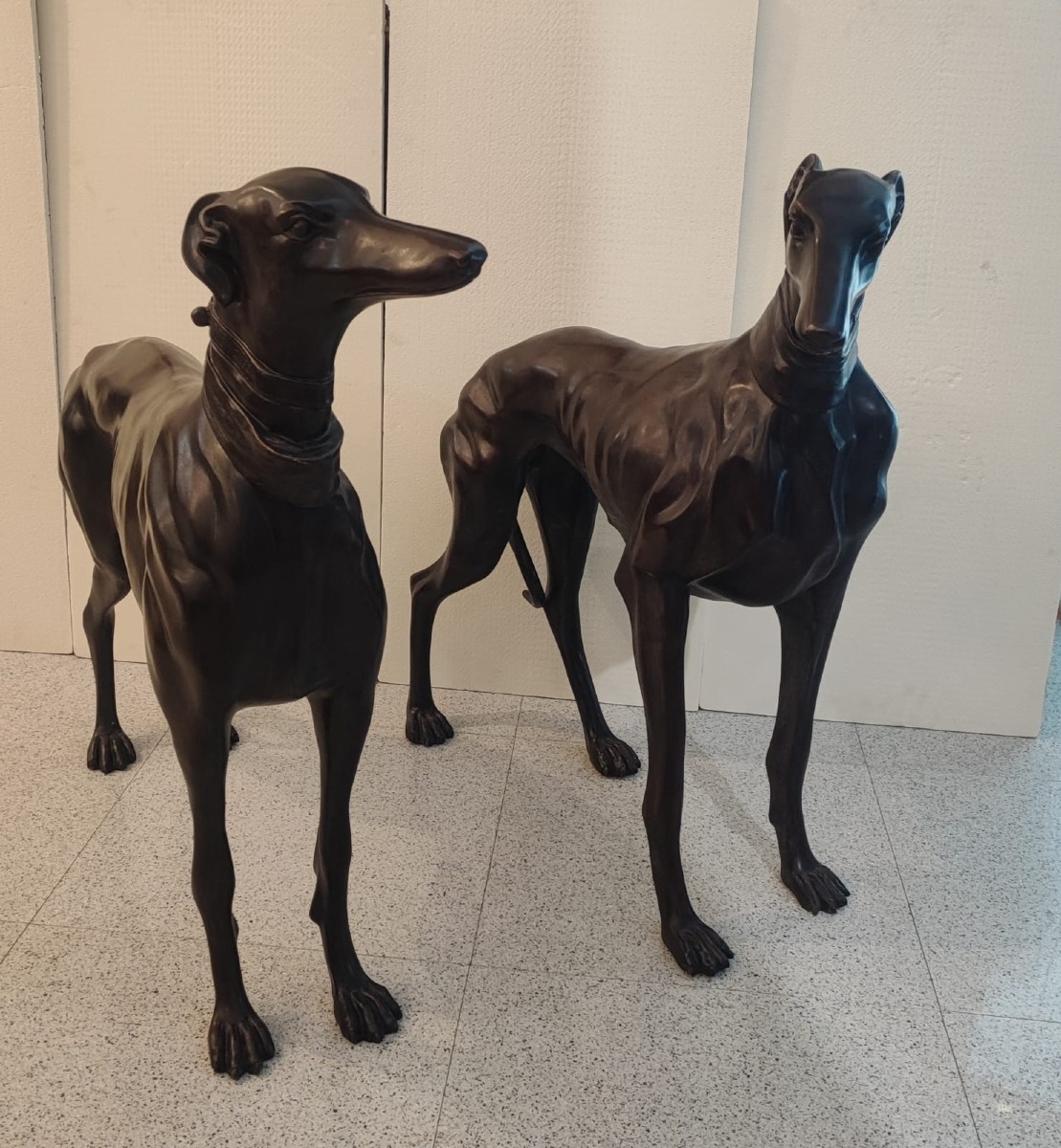 Coppia di levrieri in bronzo