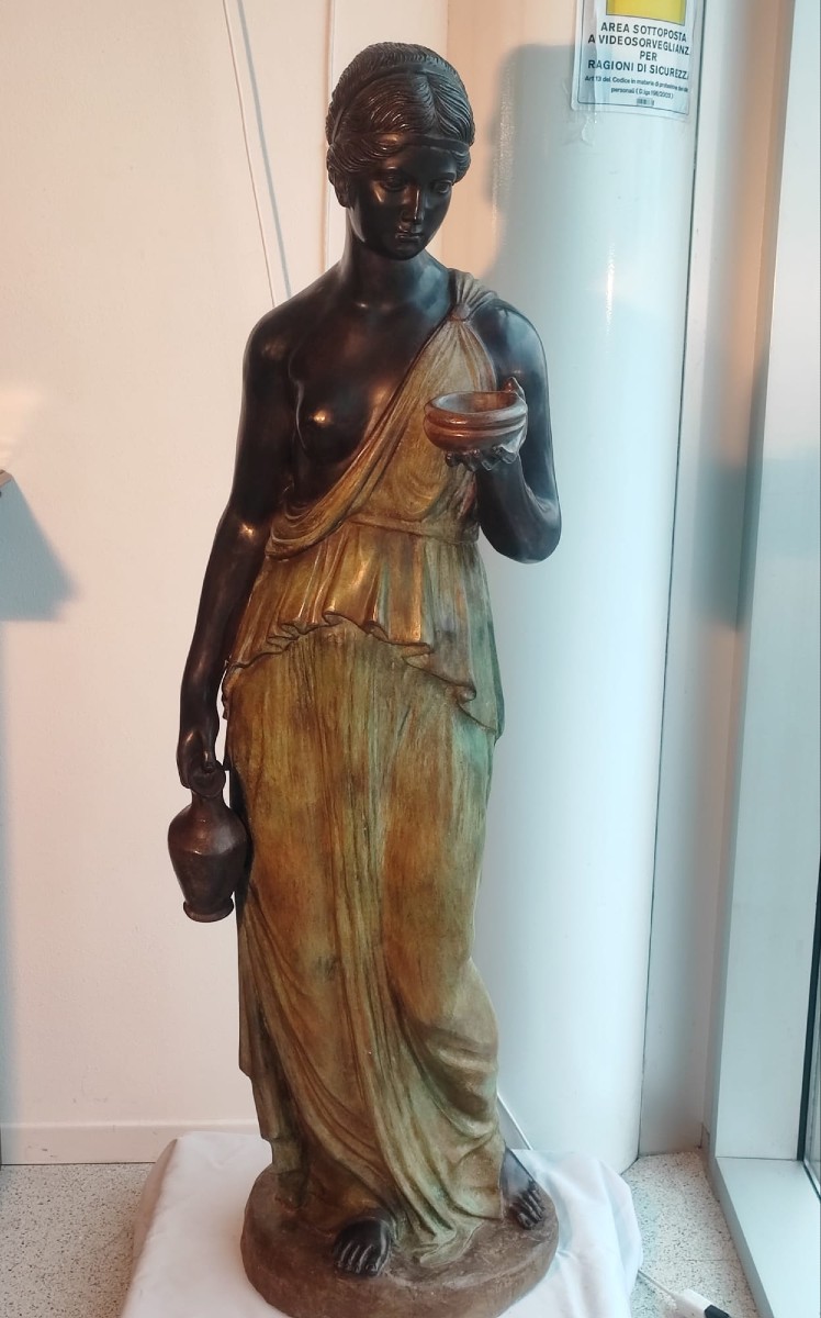 Scultura femminile in bronzo