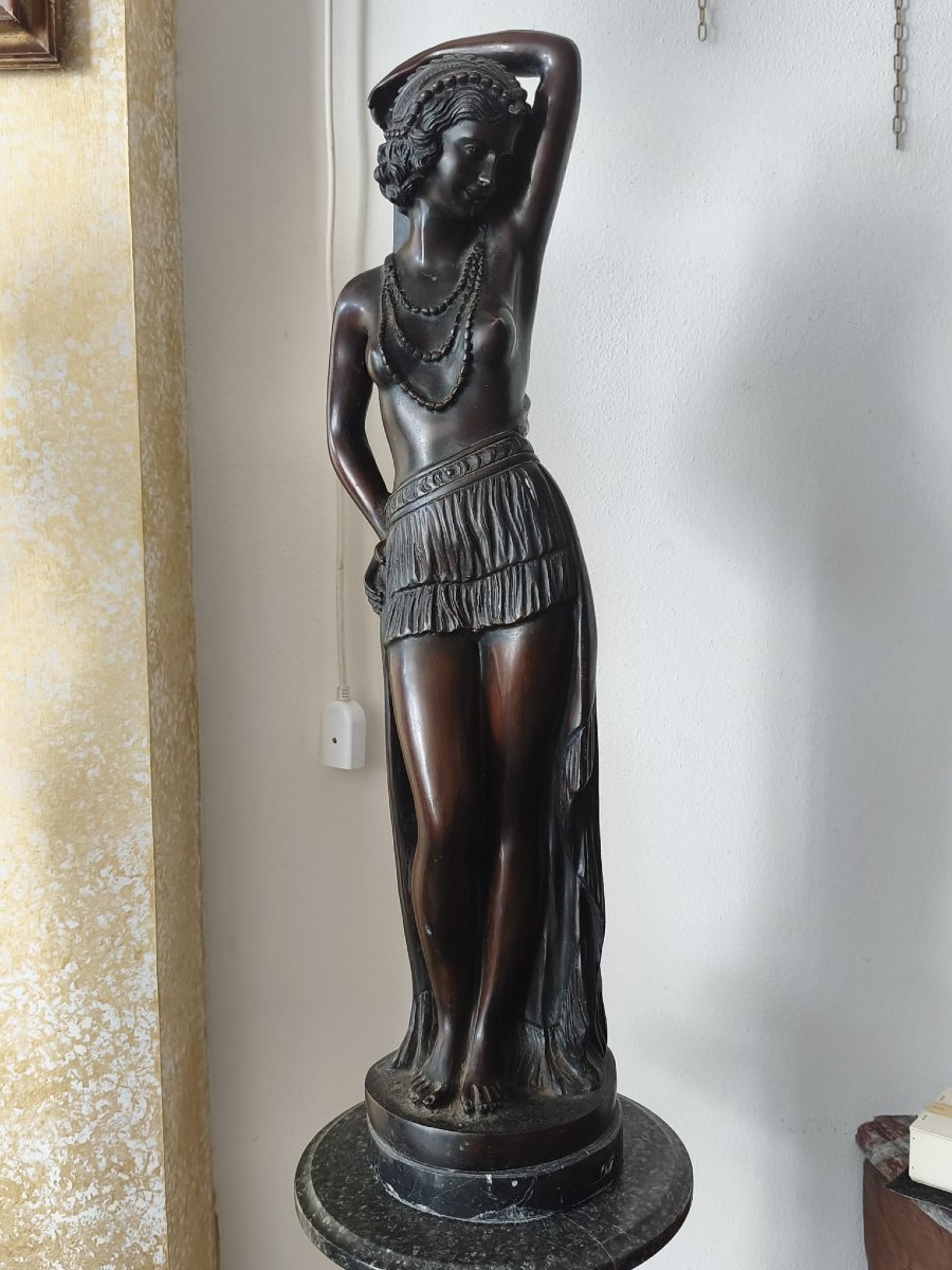Scultura femminile in bronzo