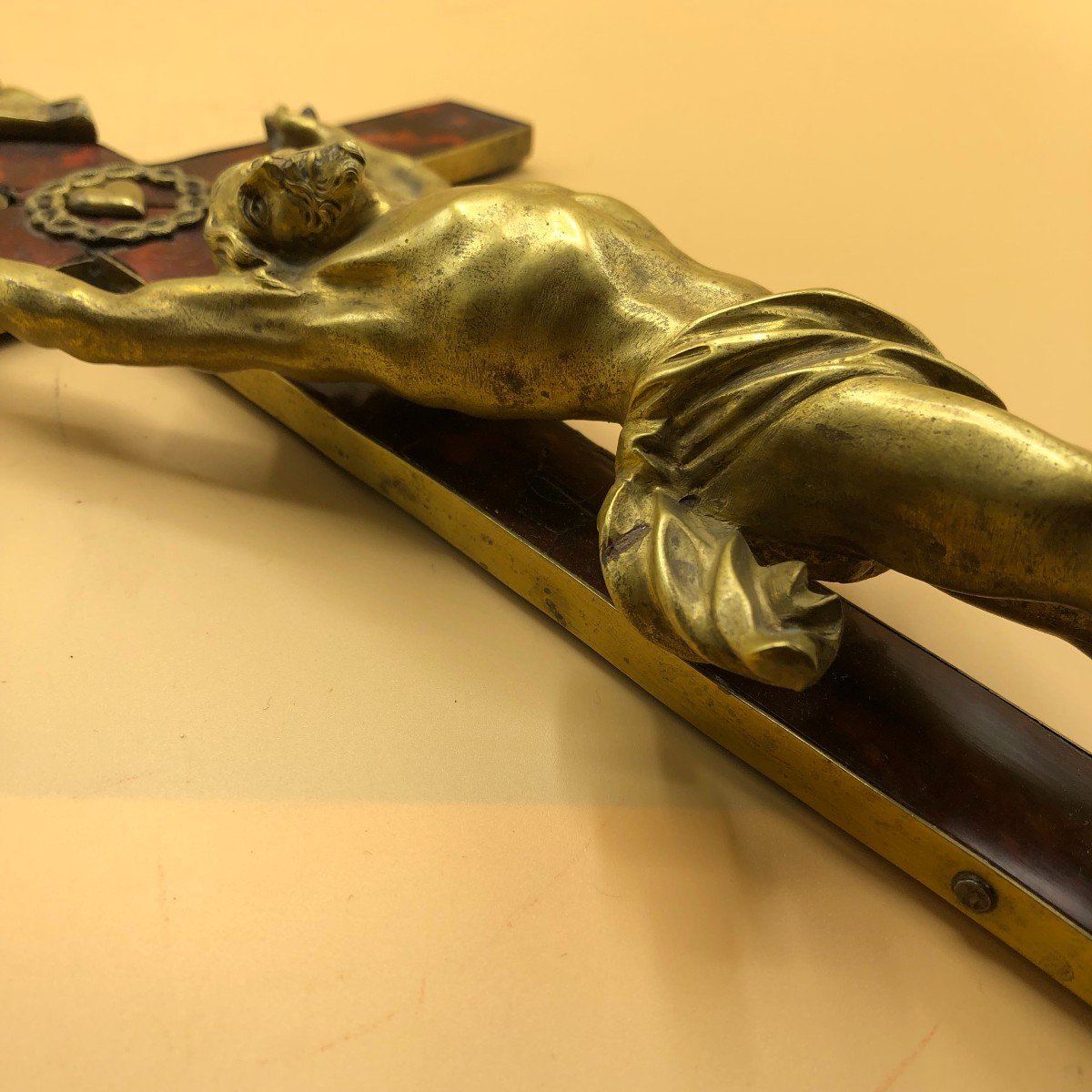 CROCE CON DI RIVESTIMENTO IN TARGARUGA CON ACCESSORI E CRISTO IN BRONZO DORATO-photo-2