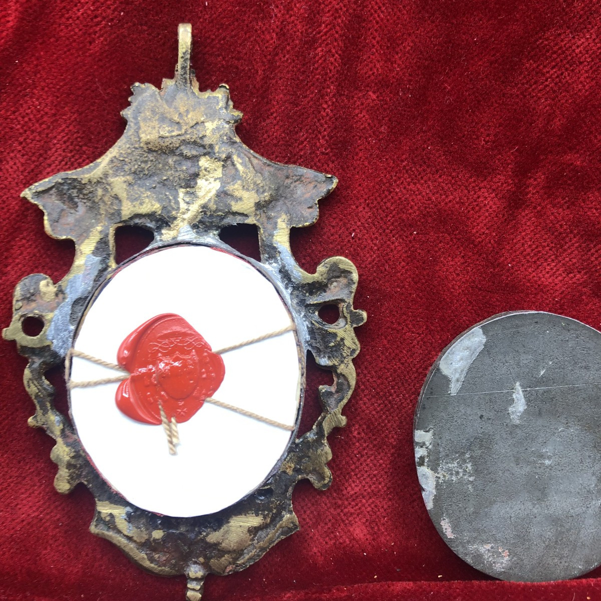 Reliquaire en bronze doré avec trois fragments de saints à l'intérieur-photo-3